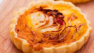 Mini quiche con cipolle di Tropea e caciocavallo