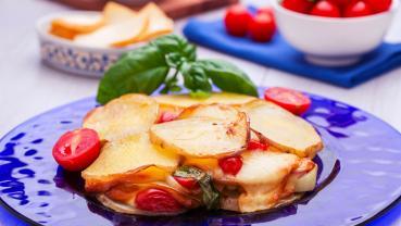Tortino di patate con cipolla, pomodorini e scamorza affumicata
