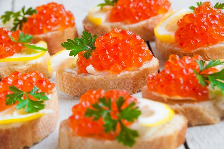 uova di salmone ecco come si ottiene il gustoso e salutare caviale rosso - grand chef evolution
