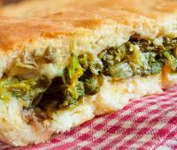 La storia della pizza di scarole napoletana: fra tradizione e bontà