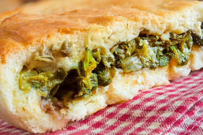 la storia della pizza di scarole napoletana fra tradizione e bonta