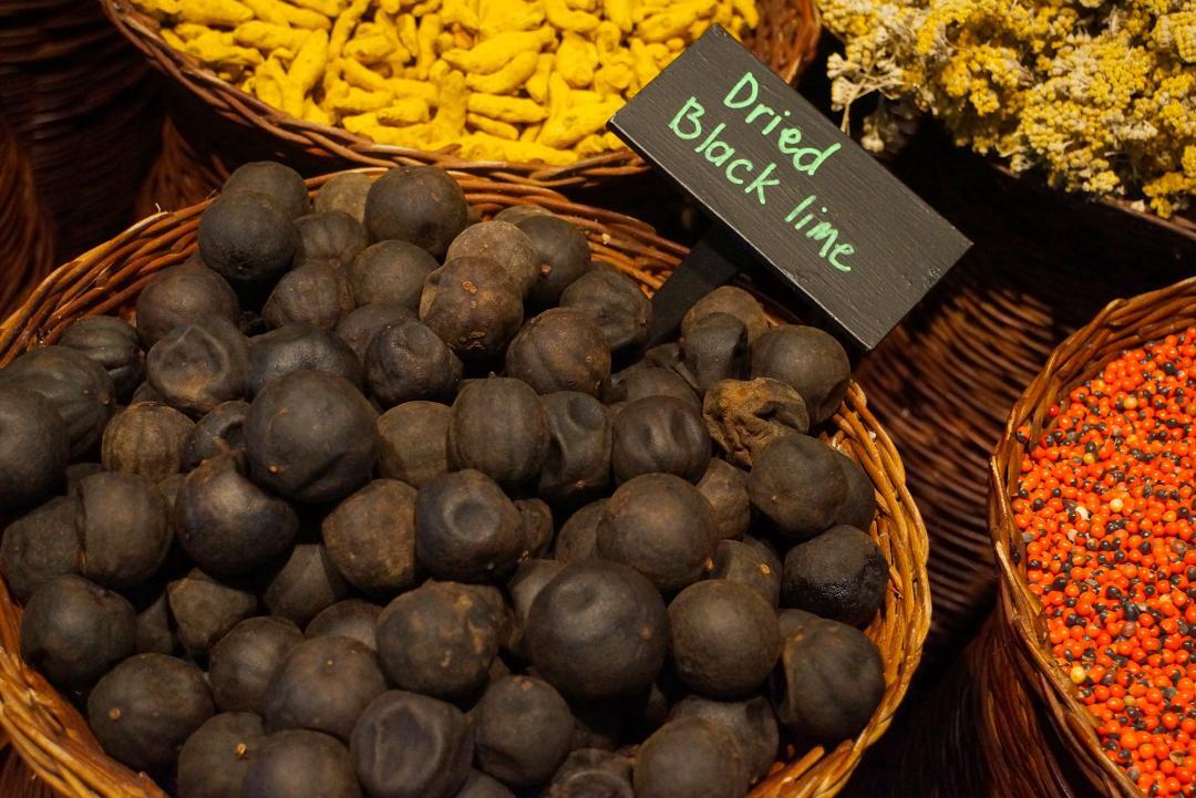 I limoni neri dell'antica cultura culinaria persiana