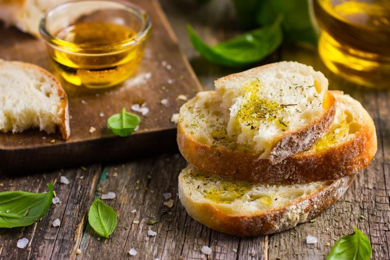 preparare un aperitivo in casa con pane e olio grand chef evolution