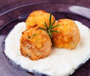 Arancini di pesce con calamari e piselli