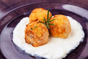 Arancini di pesce con calamari e piselli