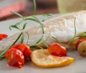 Filetto di branzino al forno con olive e pomodorini