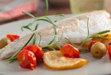 Filetto di branzino al forno con olive e pomodorini