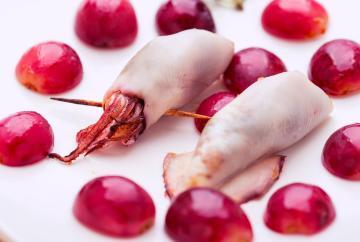 Calamari ripieni di prugne e noci con uva spadellata