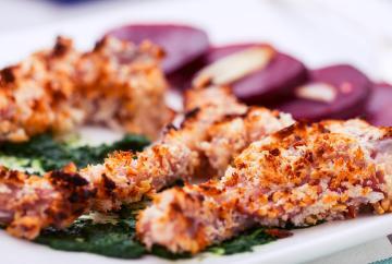 Costolette di agnello in crosta con rape rosse e crema di spinaci