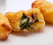 Crocchè di patate con salsiccia friarielli e provola
