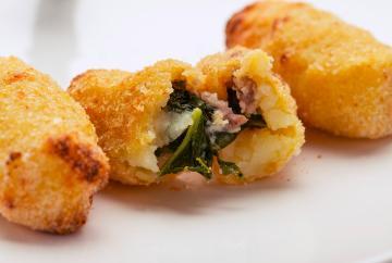 Crocchè di patate con salsiccia friarielli e provola