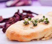 Braciole di maiale in crosta con carote viola