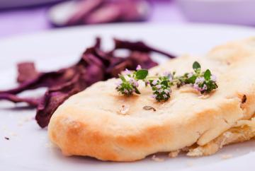 Braciole di maiale in crosta con carote viola