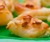 Fagottini di pasta sfoglia alle mandorle