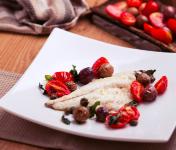 Filetti di orata con pomodorini del piennolo, capperi e olive