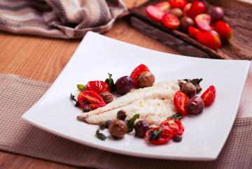 Filetti di orata con pomodorini del piennolo, capperi e olive