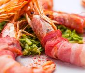 Gamberoni bardati con pancetta e zucchine crude