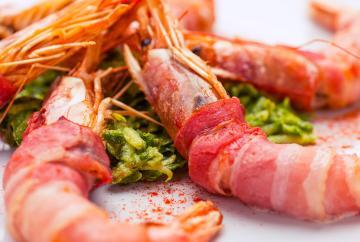 Gamberoni bardati con pancetta e zucchine crude