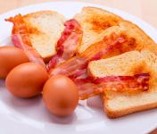 Colazione salata con uova, bacon e pane tostato