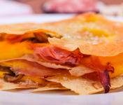 Lasagna di pane carasau con besciamella, funghi e prosciutto