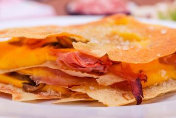 Lasagna di pane carasau con besciamella, funghi e prosciutto