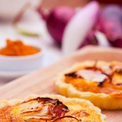 miniquiche-con-cipolle-e-caciocavallo