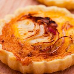 miniquiche-con-cipolle-e-caciocavallo