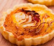 Mini quiche con cipolle di Tropea e caciocavallo