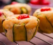 Muffin salati con ricotta, zucchine e pomodori datterini