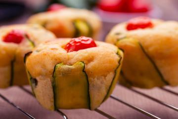 Muffin salati con ricotta, zucchine e pomodori datterini