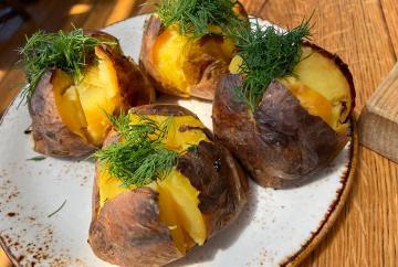 Patate alla griglia con buccia