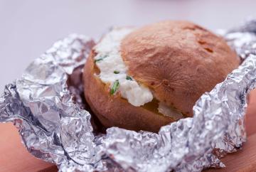 Patate ripiene di caprino ed erba cipollina