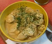 Petto di pollo in umido con yogurt e senape