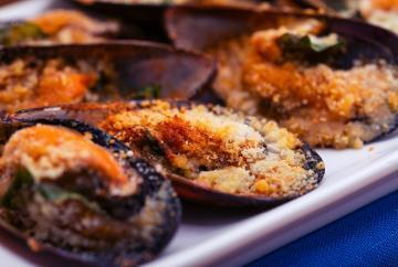 Cozze gratinate con basilico e pecorino 