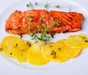 Salmone marinato con aceto balsamico e patate