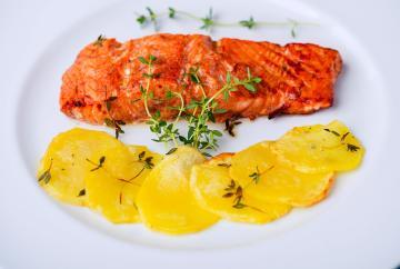 Salmone marinato con aceto balsamico e patate