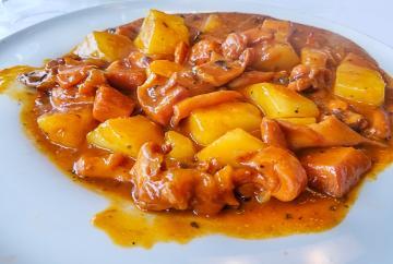 Seppie in umido con patate e pomodori