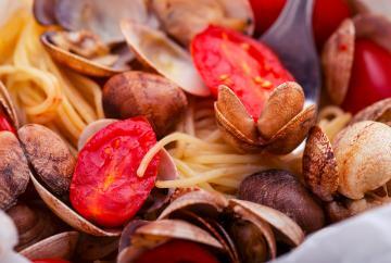 Spaghetti con le vongole al cartoccio