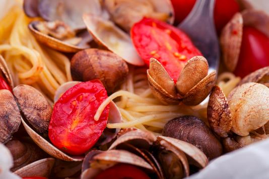 spaghetti-con-le-vongole-al-cartoccio--