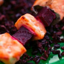 spiedini-di-salmone-con-barbabietole-rosse