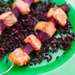 spiedini-di-salmone-con-barbabietole-rosse