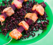 Spiedini di salmone e barbabietole rosse