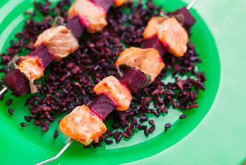 Spiedini di salmone e barbabietole rosse