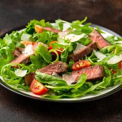 tagliata-di-manzo-rucola-grana-e-pomodorini