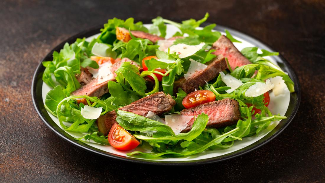 tagliata-di-manzo-con-rucola-e-scaglie--
