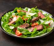 Tagliata di manzo, rucola, scaglie di grana e pomodorini