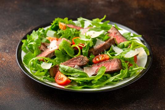 tagliata-di-manzo-con-rucola-e-scaglie--