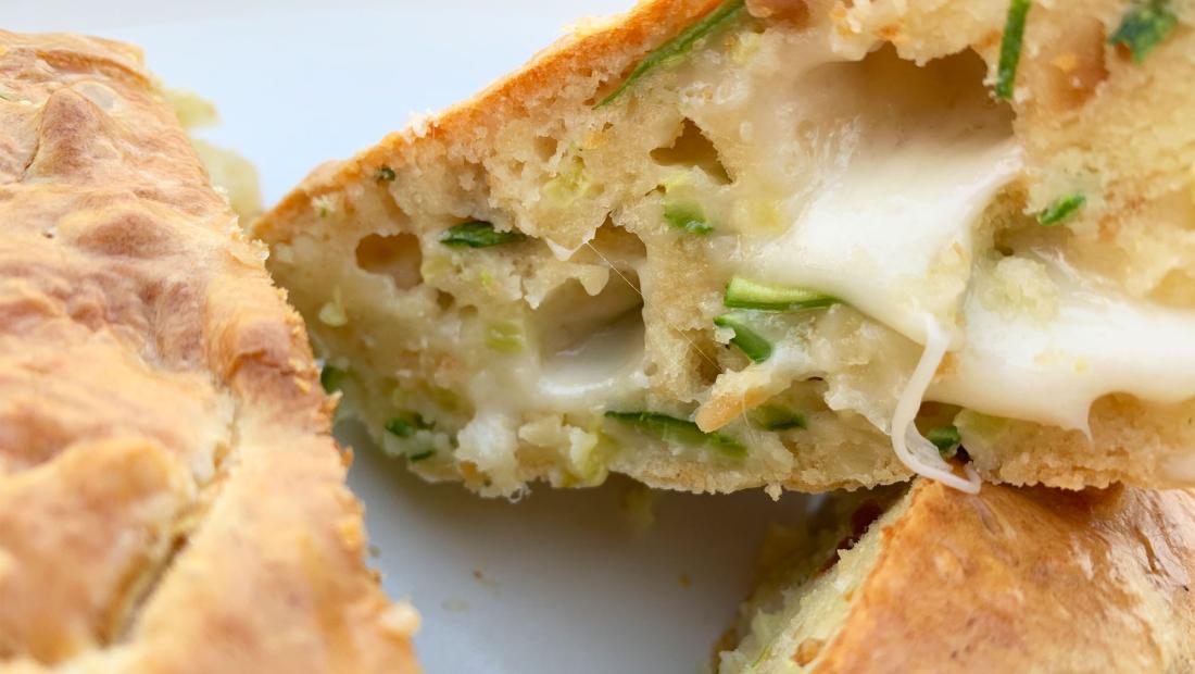 torta-salata-con-zucchine-mandorle-e-scamorza--