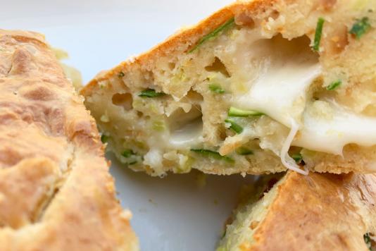 torta-salata-con-zucchine-mandorle-e-scamorza--