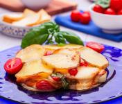 Tortino di patate con cipolla, pomodorini e scamorza affumicata